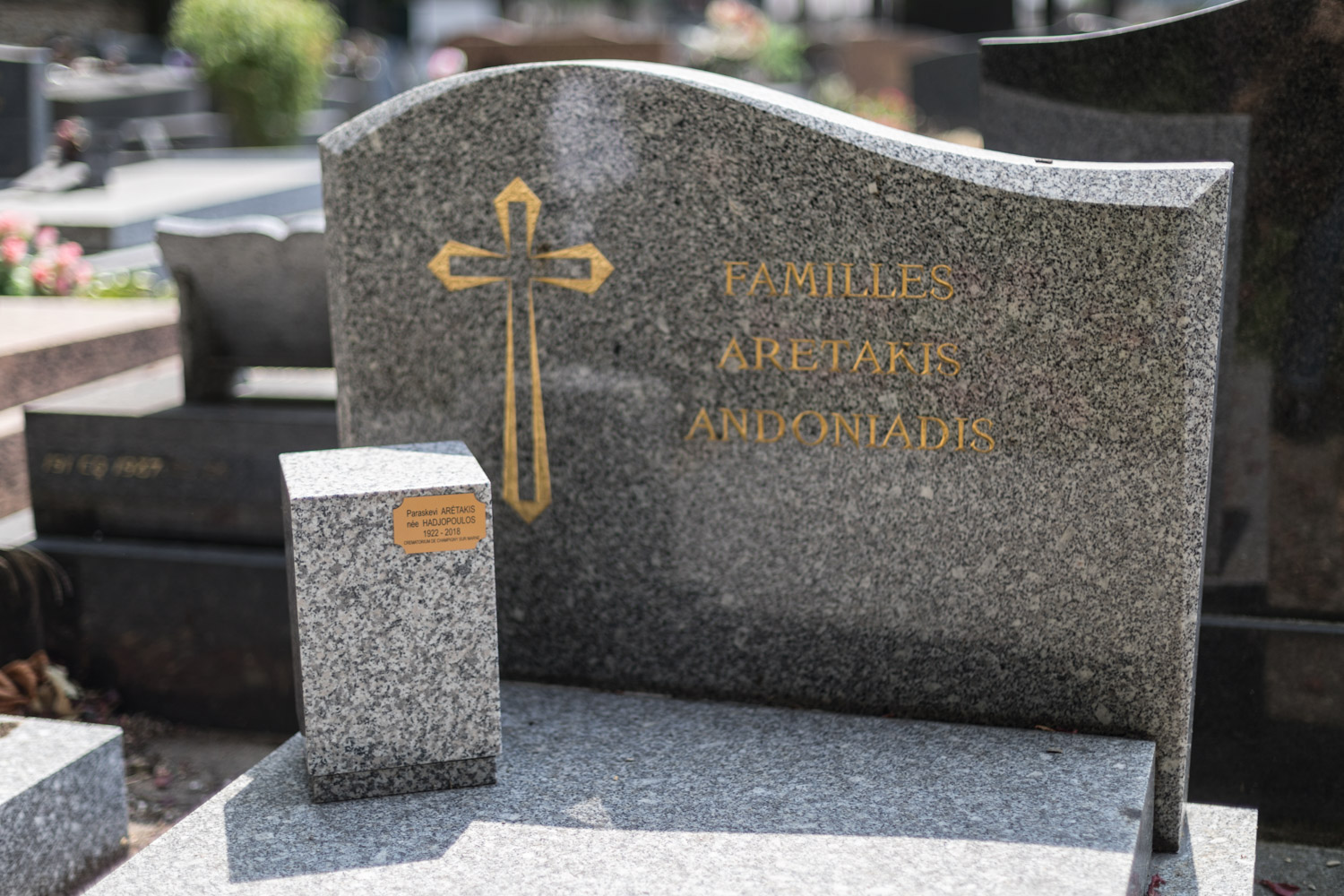 Urne funéraire et pierre tombale représentant le choix entre inhumation et crémation.