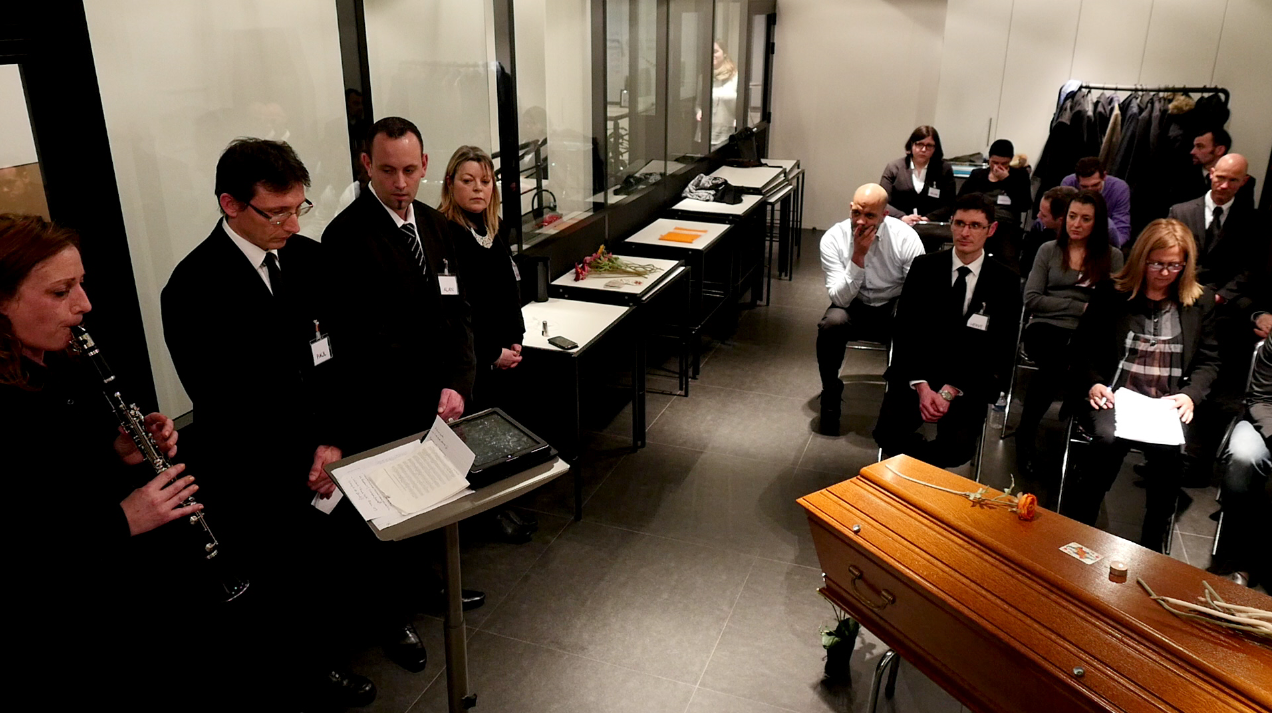 Détails bien organisés d'une cérémonie funéraire.