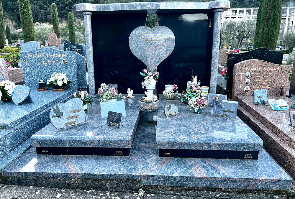 Choix de monuments et plaques commémoratives pour cérémonie funéraire.